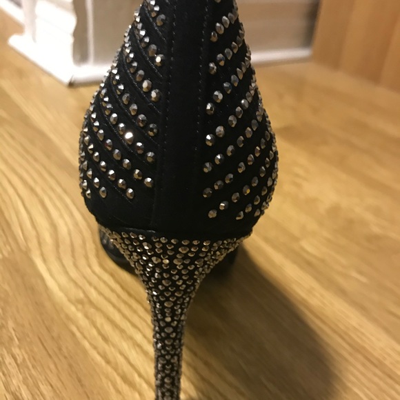 STUNNING!!!! Crystal studded Pumps. Very Rare!!! Size 8. - Picture 2 of 4